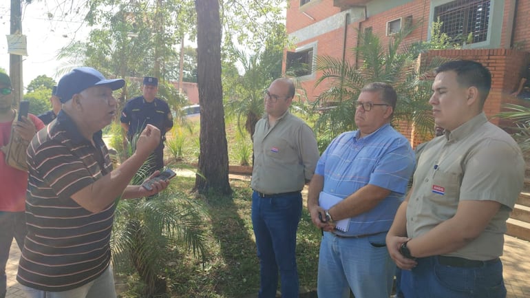 Usuarios trataron dialogar con los directivos de la ANDE.