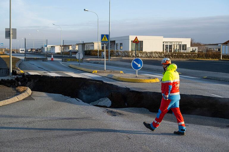 Una grieta, causada por terremotos, en una ruta en Grindavik, Islandia.