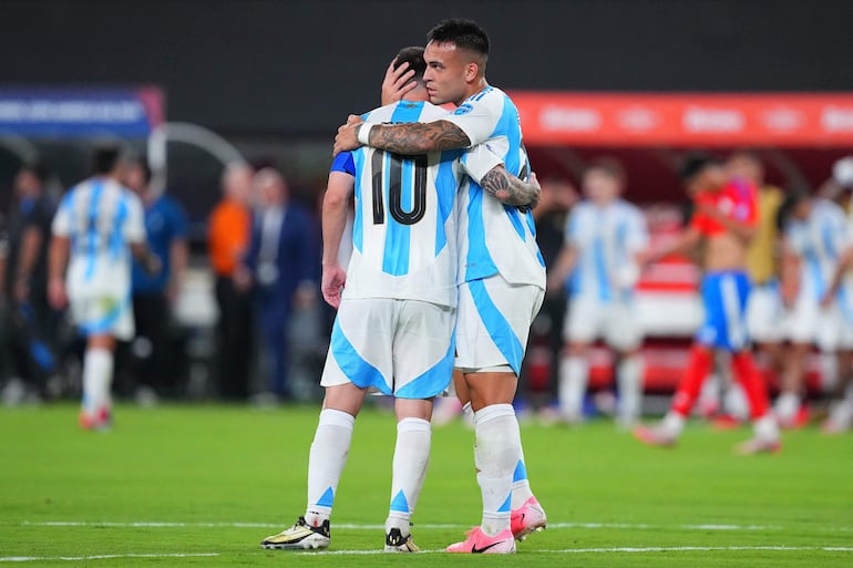 Lautaro Martínez (d) y Lionel Messi, jugadores de la selección argentina, celebran un gol en el partido frente a Chile por la segunda fecha del Grupo A de la Copa América 2024 en el MetLife Stadium, en East Rutherford, New Jersey.