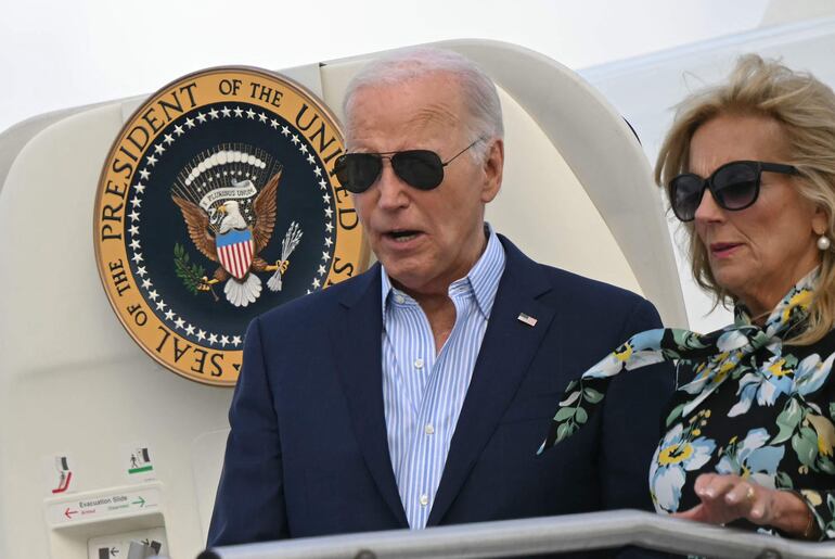 El presidente estadounidense Joe Biden y la primera dama Jill Biden bajan del Air Force One al llegar a la Base de la Fuerza Aérea McGuire en Nueva Jersey el 29 de junio de 2024, para participar de un evento de recaudación de fondos de campaña.