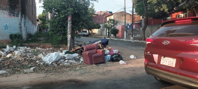 Basural ubicado sobre Azara y Rodó, en pleno barrio Bernardino Caballero