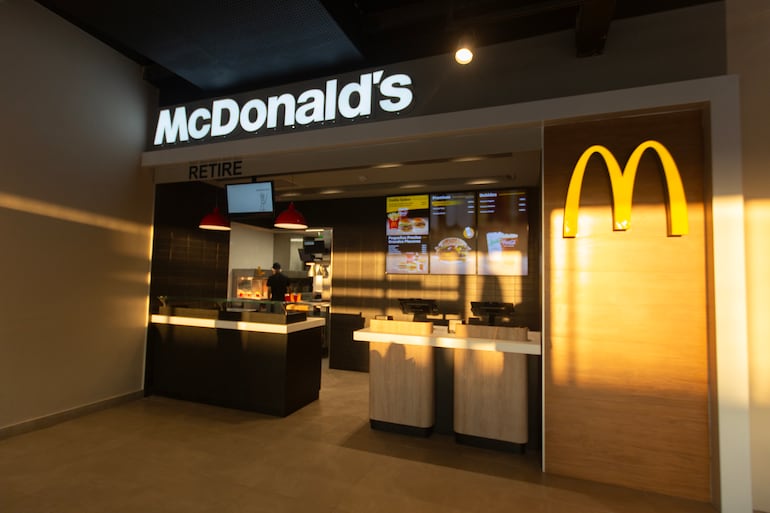 El nuevo restaurante de McDonald's cuenta con todos los servicios, para comodidad de sus clientes.
