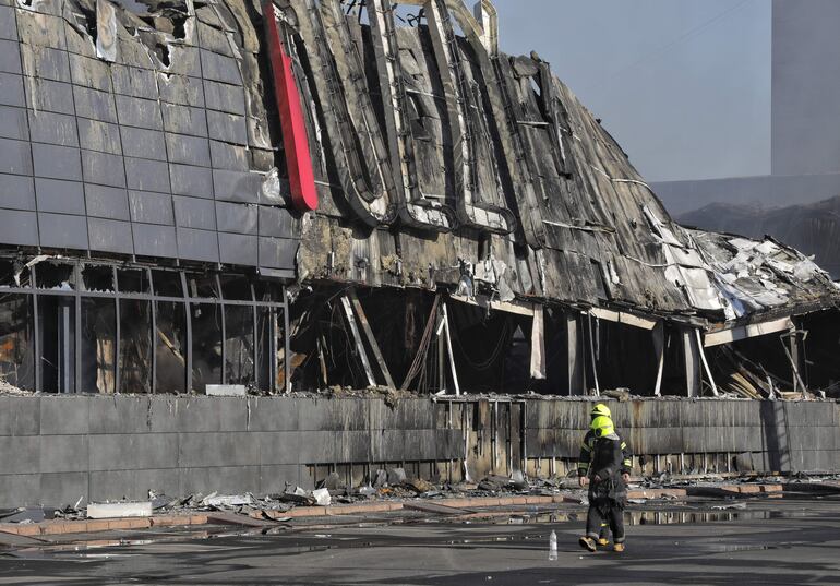 Bomberos trabajan en las inmediaciones de un hipermercado destruido por bombardeos en Odesa, Ucrania, este lunes.