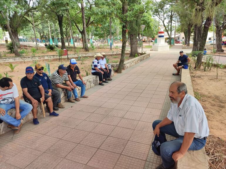 Los habitantes de Arroyos y Esteros se congregan frente a la Muncipalidad.