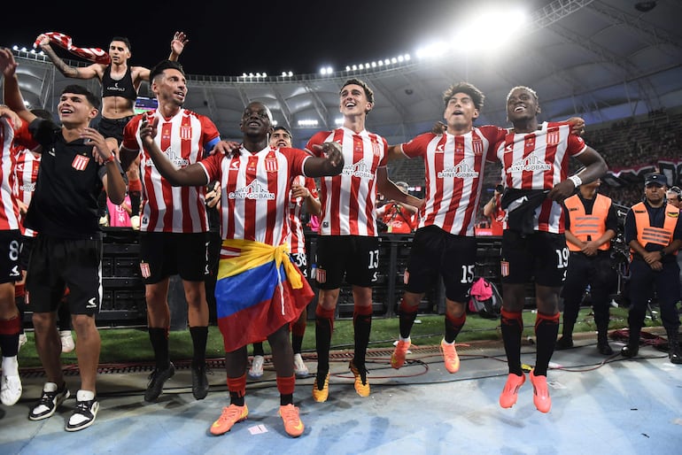 Jugadores de Estudiantes celebran el triunfo del Trofeo de Campeones de Superliga ante Vélez Sarsfield en el estadio Único Madre de Ciudades, en Santiago del Estero (Argentina).