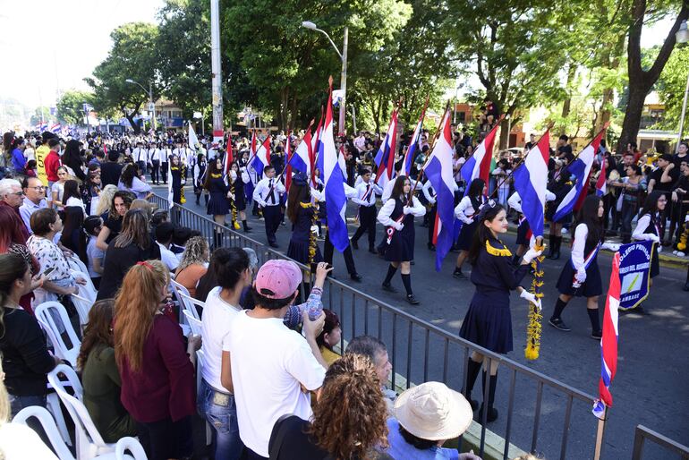 Estudiantes fueron rodeados por la ciudadanía durante el desfile por el 62 aniversario de Lambaré.