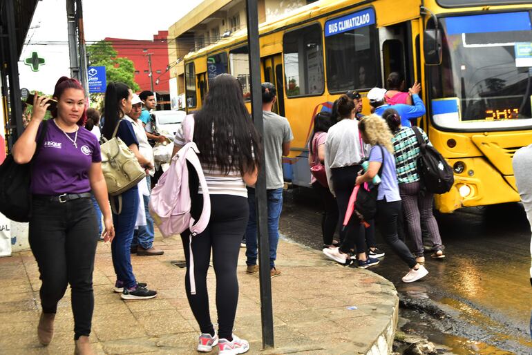 Los usuarios del transporte público del Área Metropolitana aseguraron que soportan largas esperar por los colectivos.
