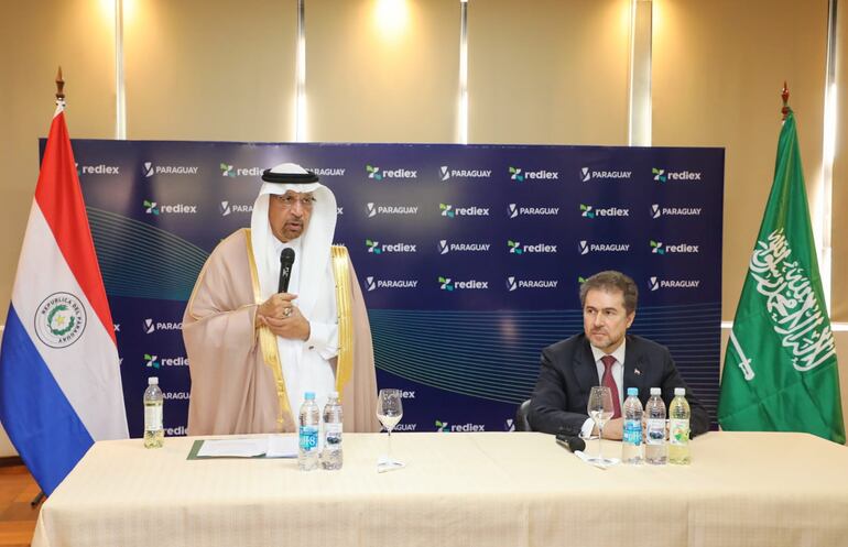 El ministro Luis Alberto Castiglioni junto al ministro de Inversiones del Reino de Arabia Saudita, Khalid Al Falih, en la mañana de este jueves 3 de agosto.