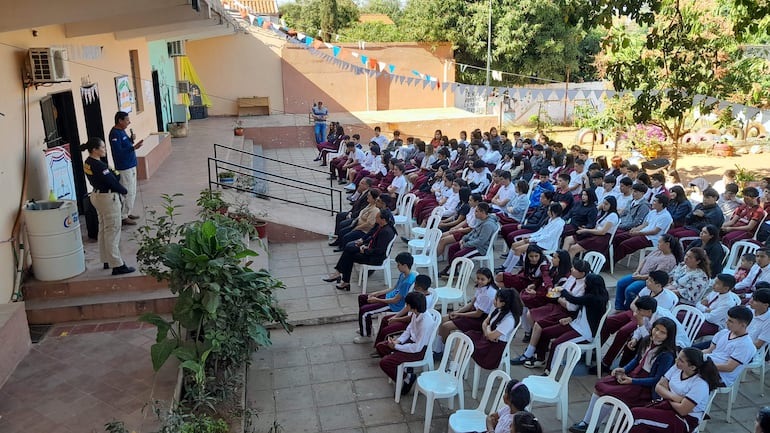 Personal de antinarcóticos de la Policía Nacional explica sobre los rigores del uso indebido de las drogas en la Escuela San Juan de San Antonio.