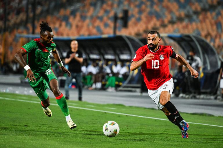 Cairo (Egypt), 06/06/2024.- Mohamed Salah (R) of Egypt in action against Steeve Yago (L) of Burkina Faso during the FIFA World Cup 2026 CAF qualifiers soccer match between Egypt against Burkina Faso, in Cairo, Egypt, 06 Junee 2024. (Mundial de Fútbol, Egipto) EFE/EPA/MOHAMED HOSSAM
