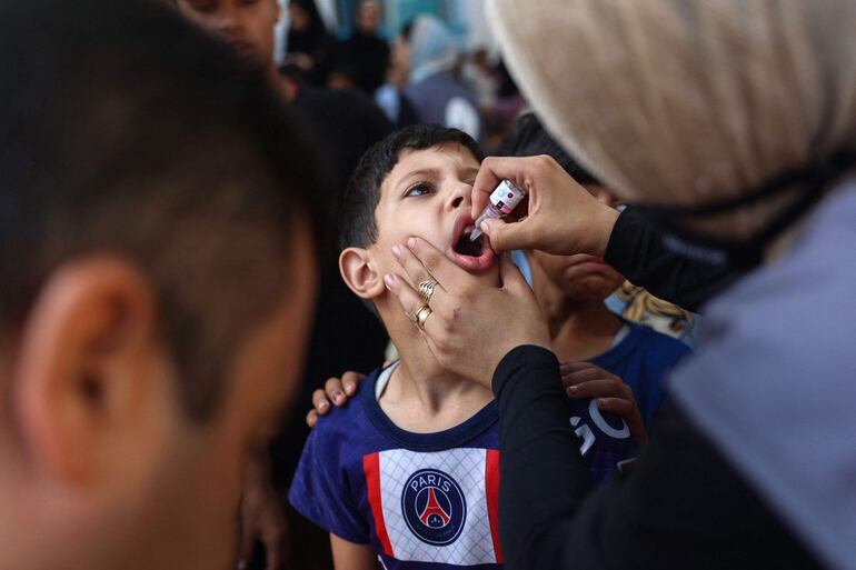 Un niño palestino recibe una dosis de la vacuna contra la polio en la Ciudad de Gaza, el pasado martes.