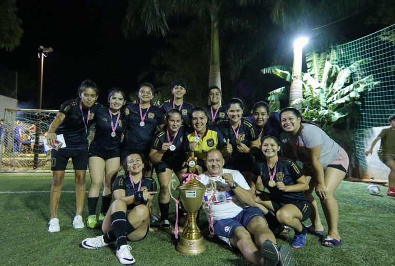 El técnico Édgar Cibils con sus dirigidas tras la conquista del título en Luque del Sport Calle'i de San Lorenzo.