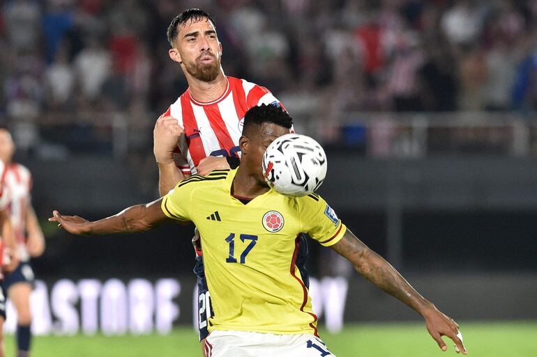 Gabriel Ávalos, futbolista de la selección paraguaya, pelea por el balón en un partido de las Eliminatorias Sudamericanas al Mundial 2026 frente a Colombia por las Eliminatorias Sudamericanas al Mundial 2026 en el Defensores del Chaco, en Asunción.