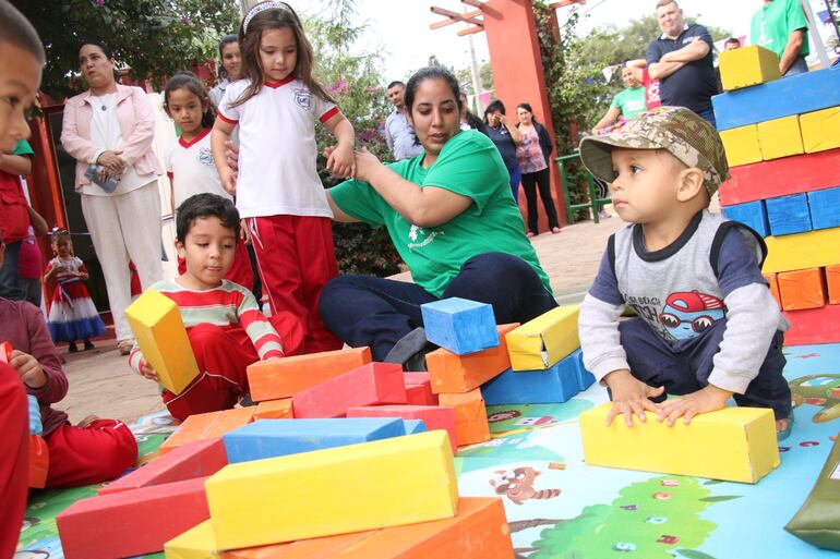 Cuenta con personal capacitado que guía y acompaña a los niños en sus actividades.