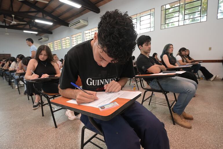 Examen de postulantes para acceder a las Becas del Gobierno, en la Facultad de Ingeniería de la UNA (FIUNA), una de las sedes donde se tomaron las pruebas.