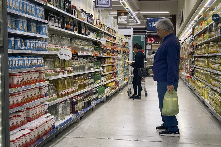 La gente hace compras en un supermercado en Buenos Aires. El Producto Interior Bruto (PIB) de Latinoamérica pasará de crecer un 2,2 % a un 1,8 % en 2024, debido a los fuertes ajustes en Argentina, pero repuntará al 2,7 % en 2025 con la vuelta a la creación de riqueza en el país austral, señaló este martes el Banco Mundial en su informe de perspectivas globales.