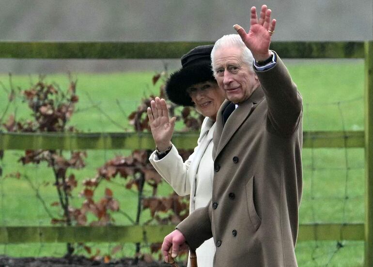 El rey Carlos III en todo momento se muestra acompañado de la reina Camilla. (JUSTIN TALLIS / AFP)