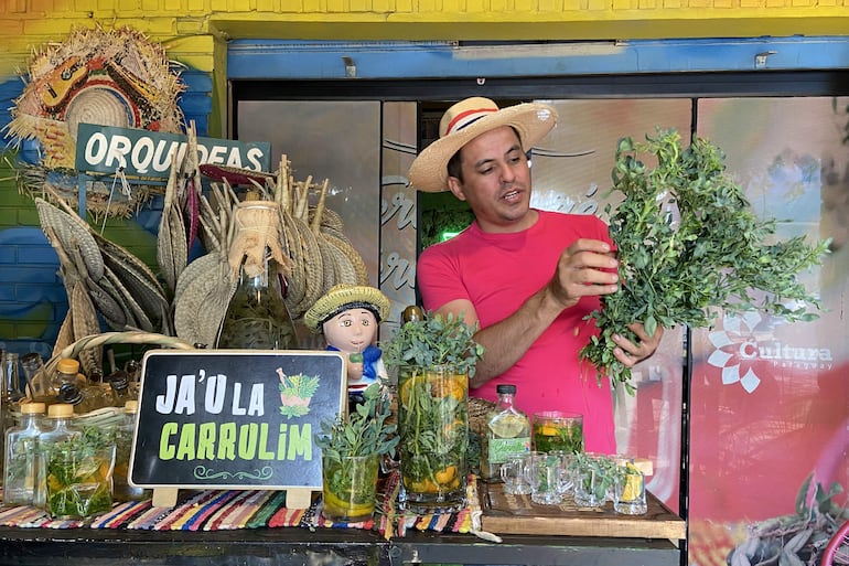 El gestor cultural y propietario de la tienda Tereré Literario en Asunción, Javier Torres, hojas para preparar carrulim durante una entrevista con EFE este miércoles, en Asunción (Paraguay). 