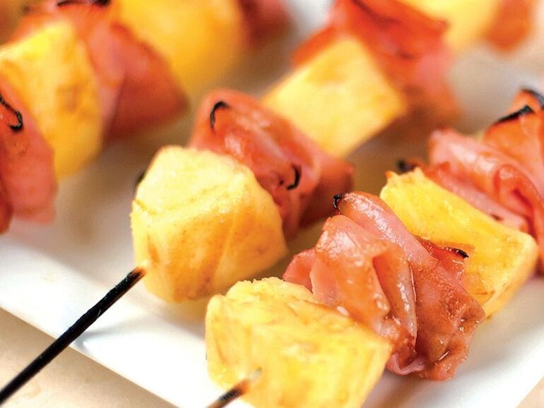 Brochetas de piña y jamón.