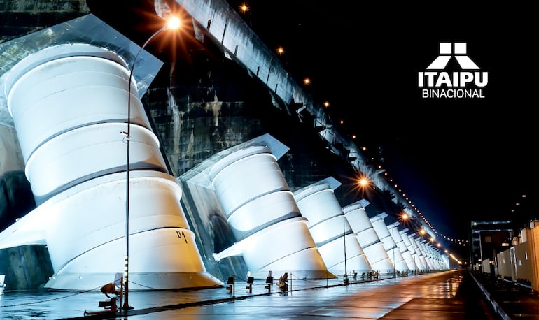 Central hidroeléctrica binacional Itaipú. Foto nocturna de la usina (gentileza de la entidad) en la que se observan los grandes tubos que descargan el agua del embalse sobre sus veinte turbinas.