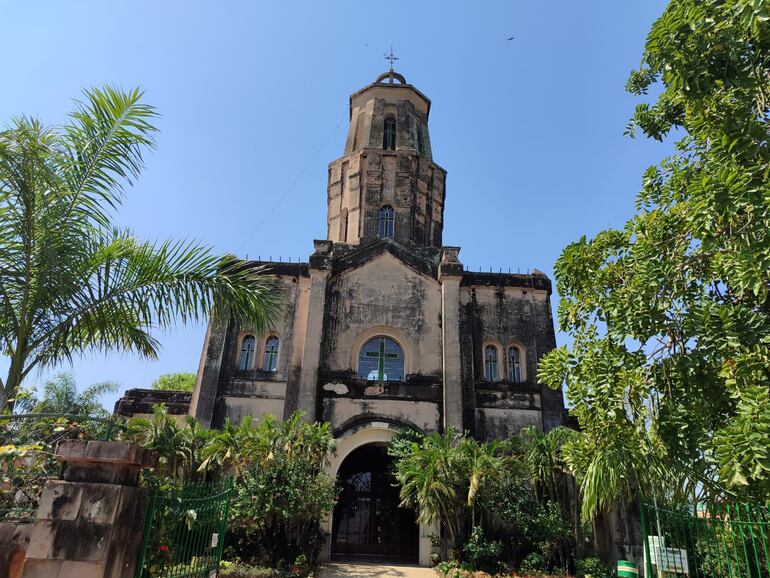 Templo parroquial de la ciudad de Ypacaraí donde la población venera al Sagrado Corazón de Jesús.