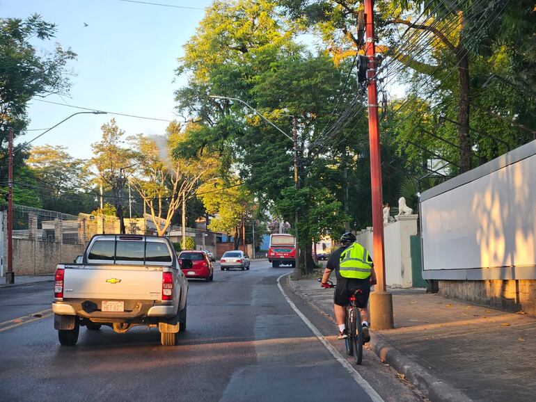 Un ciclista circula en bicicleta sobre la avenida mariscal López, equipado con casco y chaleco