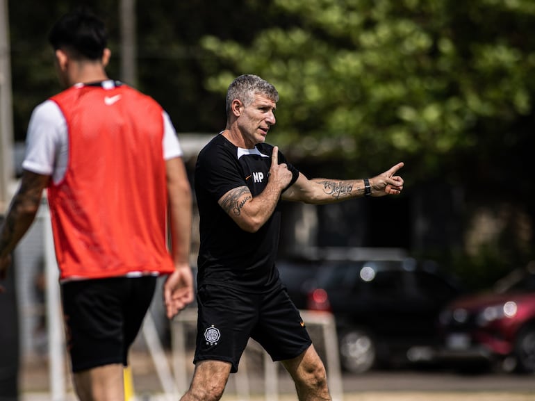 El argentino Martín Palermo, entrenador de Olimpia, en la movilización del plantel en la Villa Olimpia, en Fernando de la Mora.