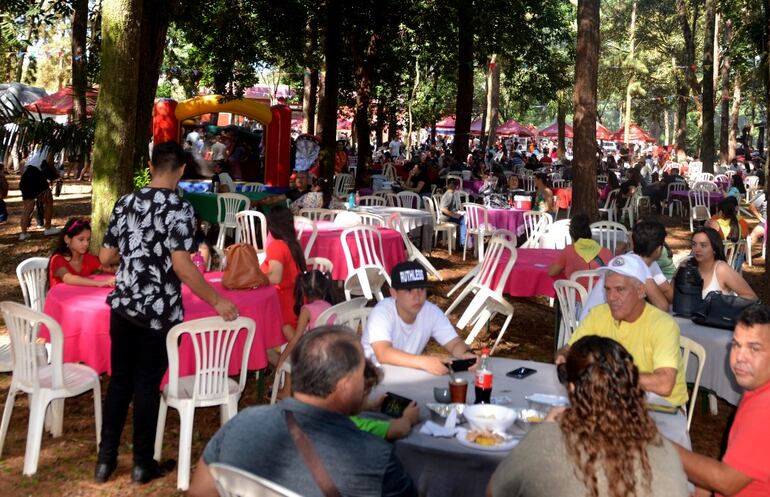 La Comilona de Teletón reunió a miles de personas en el predio de la Gobernación de Alto Paraná.