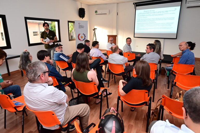 Reunión entre técnicos del Mades, representantes de organizaciones y cazadores, sobre polémica resolución que habilita la caza deportiva en el país.