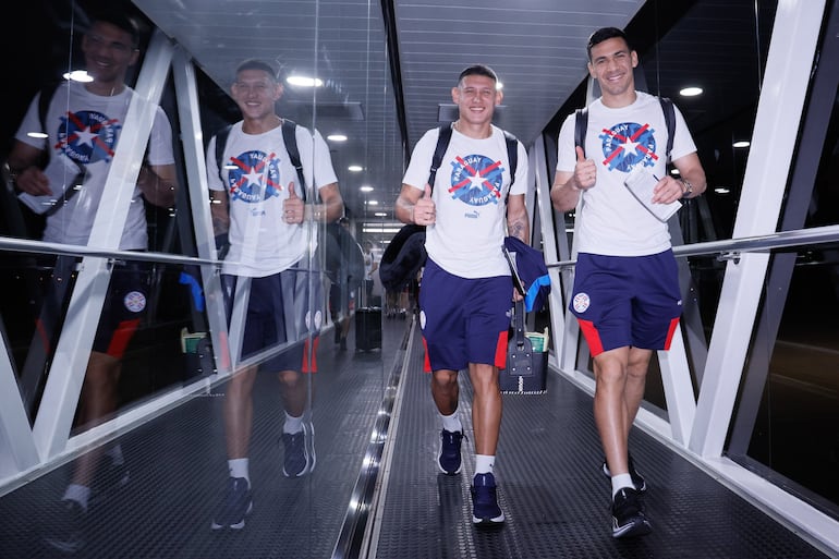 Juan José Cáceres y Fabián Balbuena (d), jugadores de la selección de Paraguay, durante el viaje a Cochabamba.