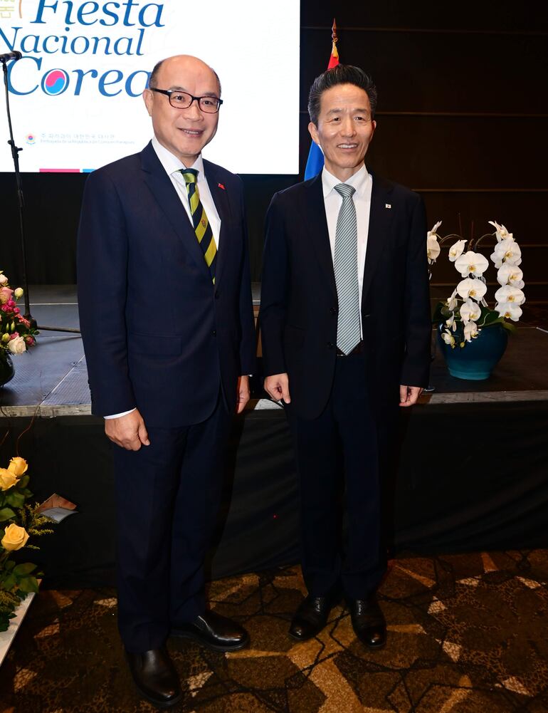 Tomas Guo junto a Chan-sik Yoon, embajador de Corea.