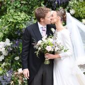 Hugh Grosvenor, Duque de Westminster y Olivia Henson, se dan un beso tras unir sus vidas en matrimonio en la Catedral de Chester, en Reino Unido.