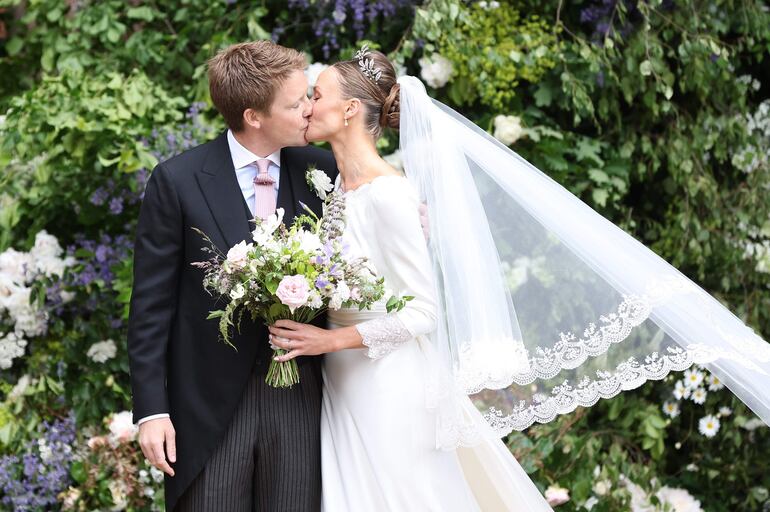 Hugh Grosvenor, Duque de Westminster y Olivia Henson, se dan un beso tras unir sus vidas en matrimonio en la Catedral de Chester, en Reino Unido.