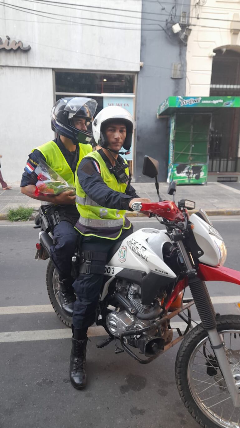 Policías de la Comisaría Tercera Metro salieron a repartir flores sobre la calle Palma, por el Día de la Primavera.