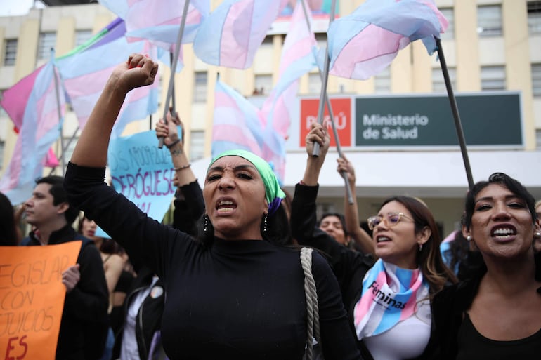 Manifestantes protestan contra la actualización del Plan Esencial de Aseguramiento en Salud (PEAS) en el que se incluyó el "transexualismo, el transvestismo de rol dual y el trastorno de la identidad de género en la niñez" como enfermedades de salud mental, este viernes frente al Ministerio de Salud en Lima (Perú).