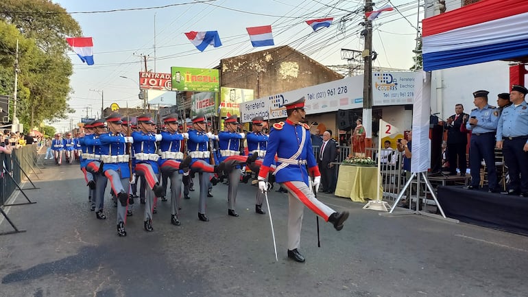 Cadetes del Liceo Militar Acosta Ñu abrieron el desfile en la localidad de Ñemby.