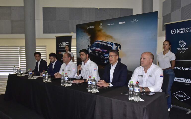 César Marsal, primero de la derecha, presidente del Comité Organizador del Rally del Paraguay, en la presentación de los sponsor.