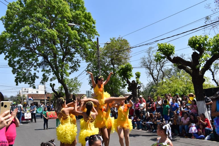 Colorida celebración por la llegada de la Primavera en Caacupé.