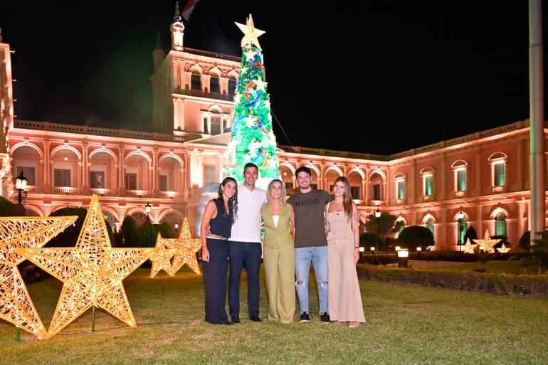 Navidad del Paraguay. Constanza, Santiago, Leticia y Gonzalo Peña con Serenella Argaña.