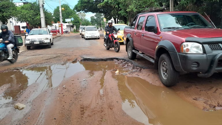 Vecinos de San Lorenzo y Ñemby esperan que el MOPC repare la transitada avenida Pratt Gill, que se encuentra minada de cráteres.