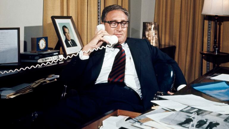 Kissinger en su oficina en la década de 1970. Foto de Tom Blau