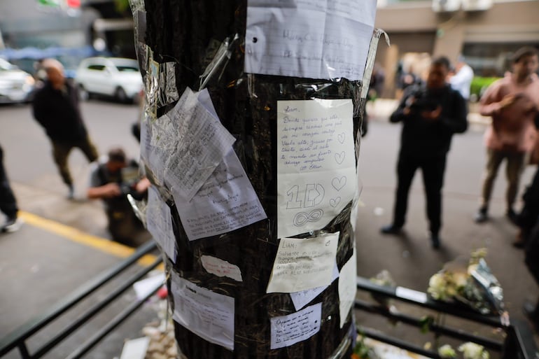 Personas dejan mensajes frente al hotel donde falleció el exintegrante de la banda One Direction, Liam Payne, este jueves en la ciudad de Buenos Aires (Argentina). 