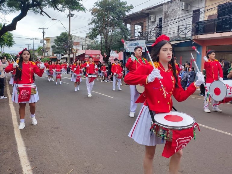 La banda lisa del Colegio Nacional Paraguay-Brasil se lució con su presentación. 