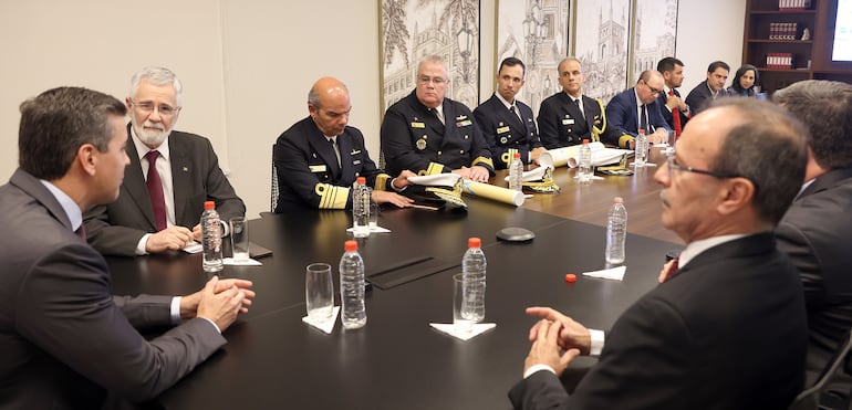 Santiago Peña (izq.) recibió ayer a la delegación del Brasil