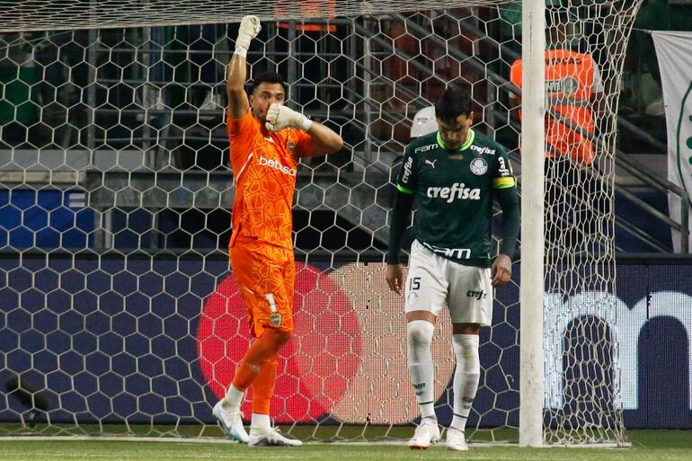 El paraguayo Gustavo Gómez (d), defensor del Palmeiras, lamenta el penal errado durante la tanda en el partido contra Boca Juniors en las semifinales de la Copa Libertadores 2023 en el estadio Allianz Parque, en São Paulo.