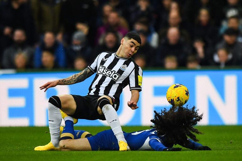 El paraguayo Miguel Almirón, futbolista del Newcastle, cae sobre Marc Cucurella, jugador del Chelsea, en un partido de la Premier League en el St. James' Park.