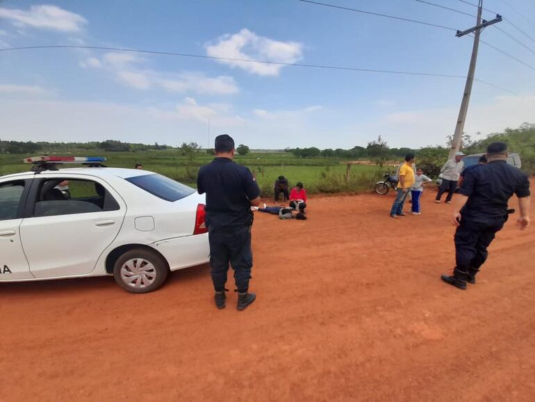 Una mujer tendida en la calle de arena, luego de ser víctima de un accidente de tránsito al caer de su motocicleta.