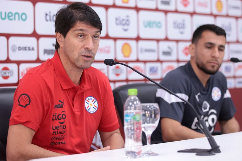 El argentino Daniel Garnero (i), entrenador de la selección paraguaya, en la conferencia de prensa previa al partido ante Colombia por las Eliminatorias Sudamericanas 2026. 