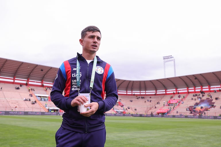 La llegada de Paraguay y reconocimiento del césped del estadio Municipal de El Alto.