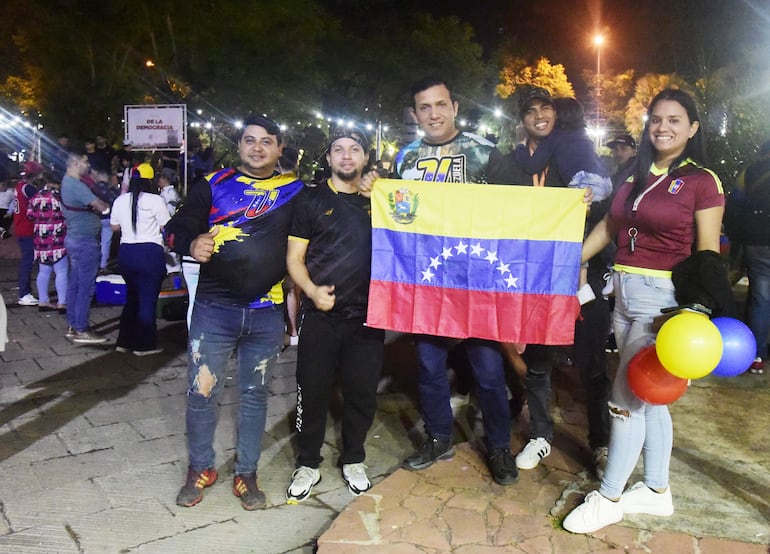 Venezolanos residentes en Paraguay realizaron una vigilia en la Plaza de la Democracia aguardando los resultados de las elecciones en el país caribeño.